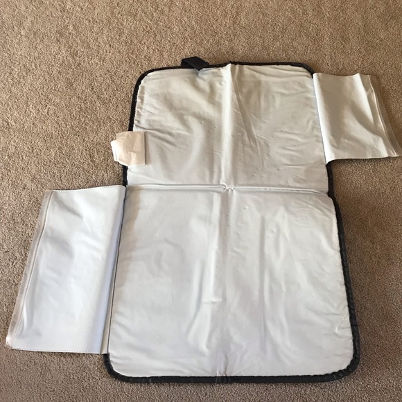 Like new steel gray & black Unisex Columbia diaper bag with changing pad - Picture 9 of 10